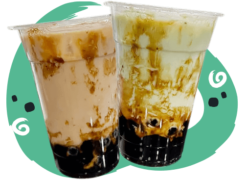 Zwei erfrischende Bubble Tea in Plastikbechern auf einem grünem Hintergrund